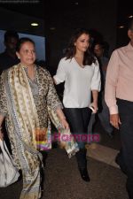 Aishwarya Rai Bachchan snapped at Airport on 10th June 2011 (2).JPG